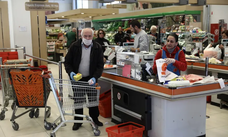 Κορονοϊός: Απίθανο σκηνικό στου Γκύζη, βούτηξαν από καρότσι αντισηπτικά!
