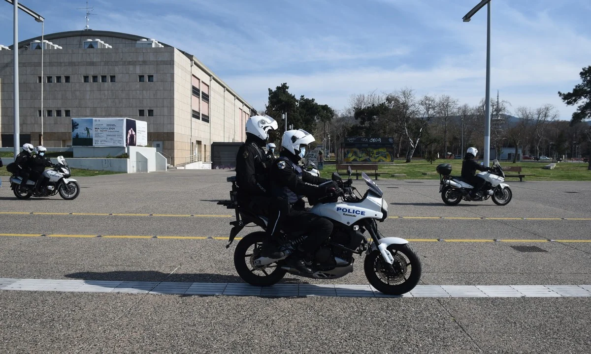 Κορονοϊός: Καβγάδες πολιτών με αστυνομικούς επειδή τους ζήτησαν να μείνουν στα σπίτια τους (vid)