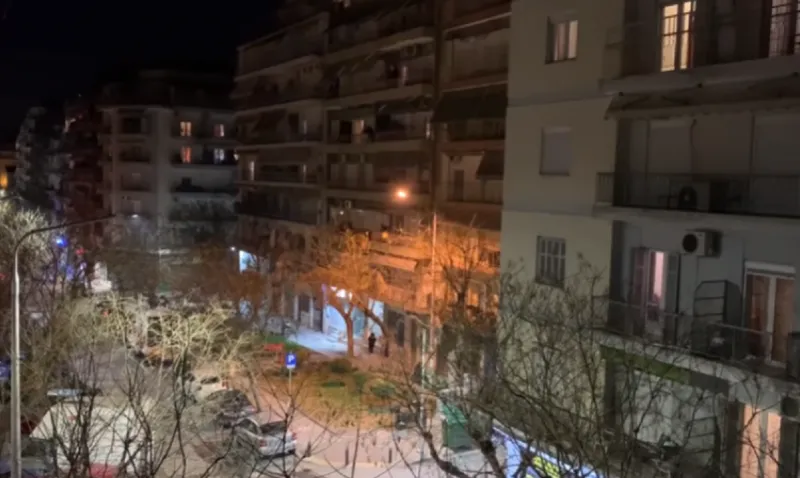 Κορονοϊός: Θεσσαλονικιός... ξεδίνει παίζοντας σαξόφωνο στο μπαλκόνι! (vid)