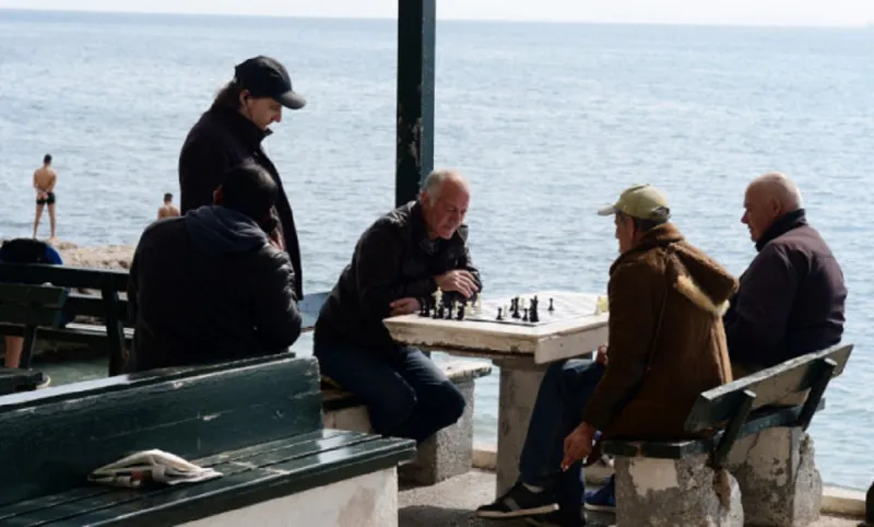 Κορονοϊός - Ελλάδα: «Ανταγωνίζονται» τους Θεσσαλονικείς οι Αθηναίοι - Συνεχίζουν τις βόλτες (vid)