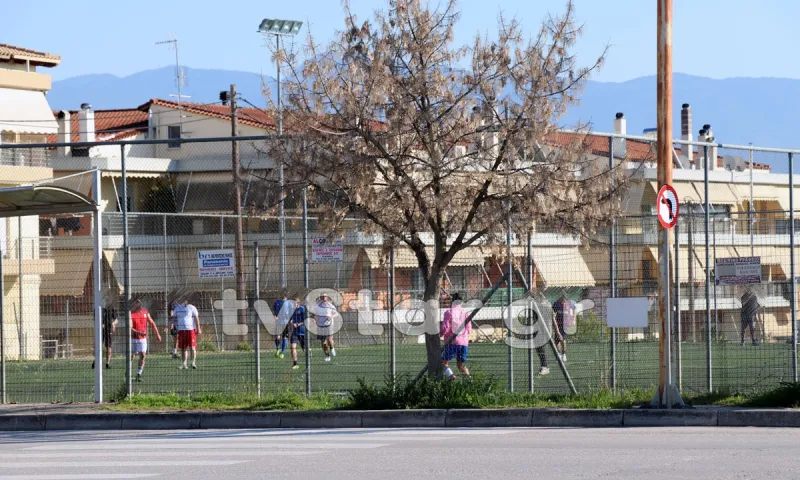 Κορονοϊός - Λαμία:  Δεν ακούνε κανέναν - Έπαιζαν ποδόσφαιρο (pic)