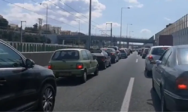 Τεράστιες ουρές στα διόδια Ελευσίνας – Κατά κύματα ο κόσμος στα χωριά