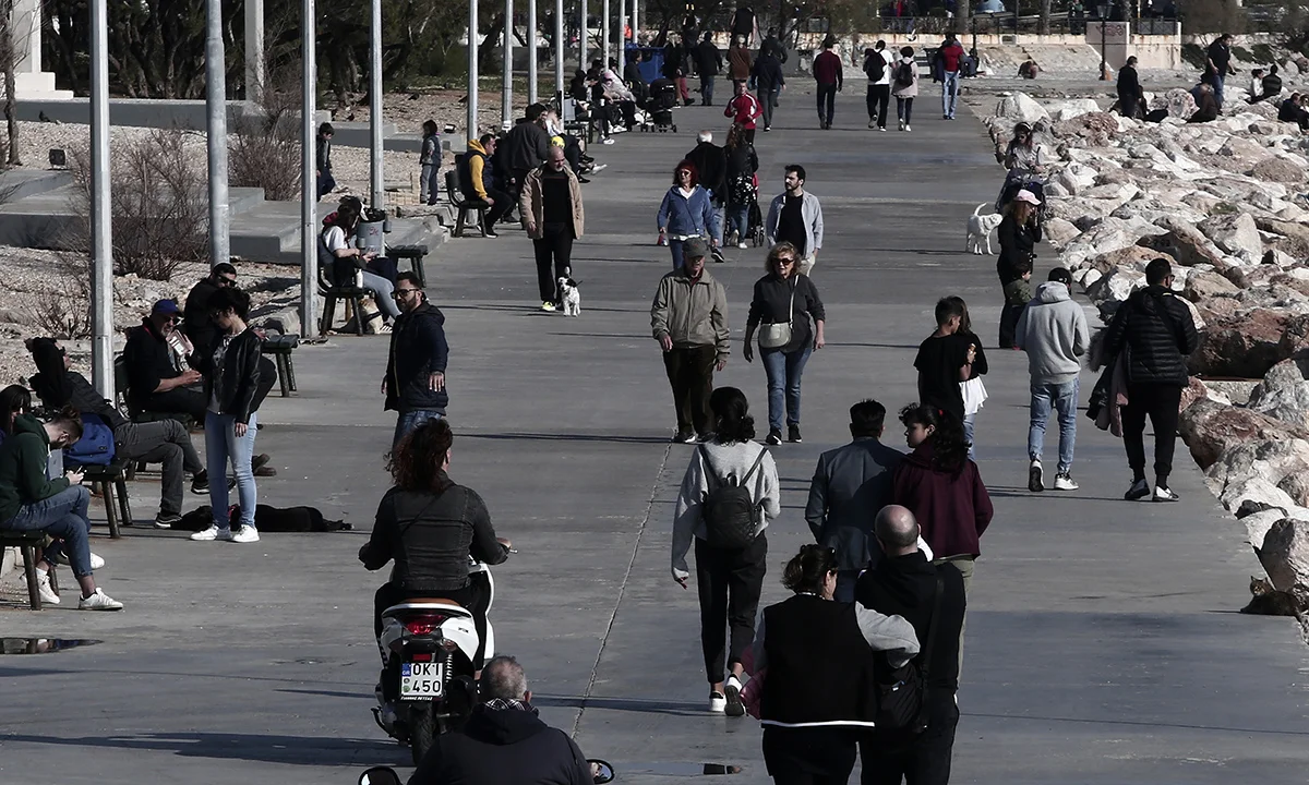 Κορονοϊός: Βγήκαν στις παραλίες για... διαλογισμό, πολεμικές τέχνες, περίπατο, μαύρισμα (pics)