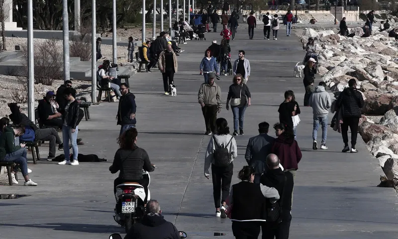 Κορονοϊός: Βγήκαν στις παραλίες για... διαλογισμό, πολεμικές τέχνες, περίπατο, μαύρισμα (pics)