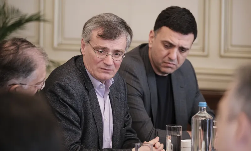 Ο Σωτήρης Τσιόδρας ψάλλει στη λειτουργία της Σταυροπροσκυνήσεως (vid)