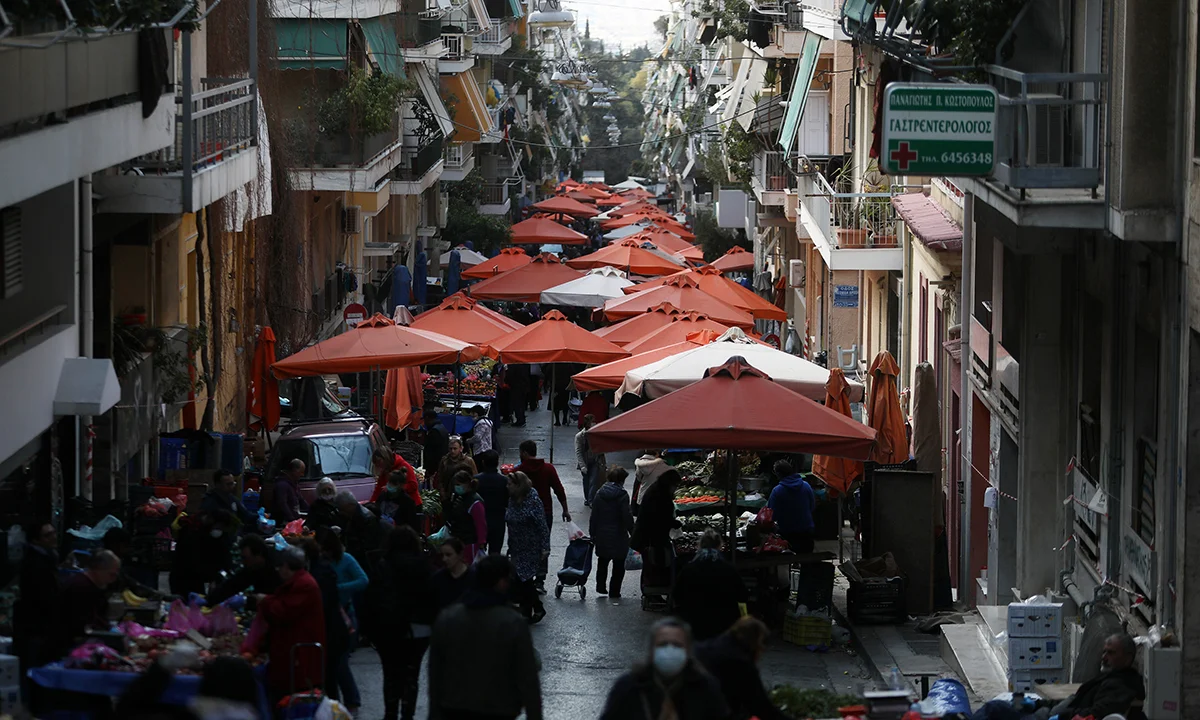 Κορονοϊός: Αγανακτισμένος σε λαϊκή «είστε μ@λ@κες, θα πεθάνετε» (vid)