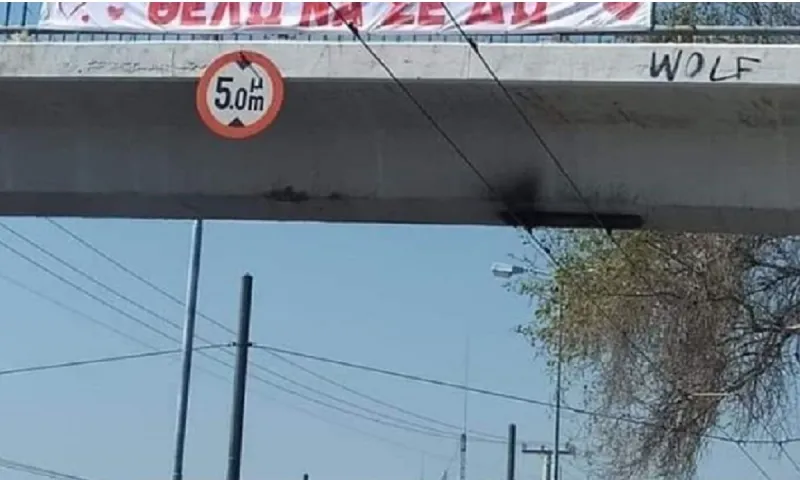 Viral: Του έλειψε η αγαπημένη του, λόγω κορονοϊού, και έβαλε πανό στην Π.Ράλλη (pic)