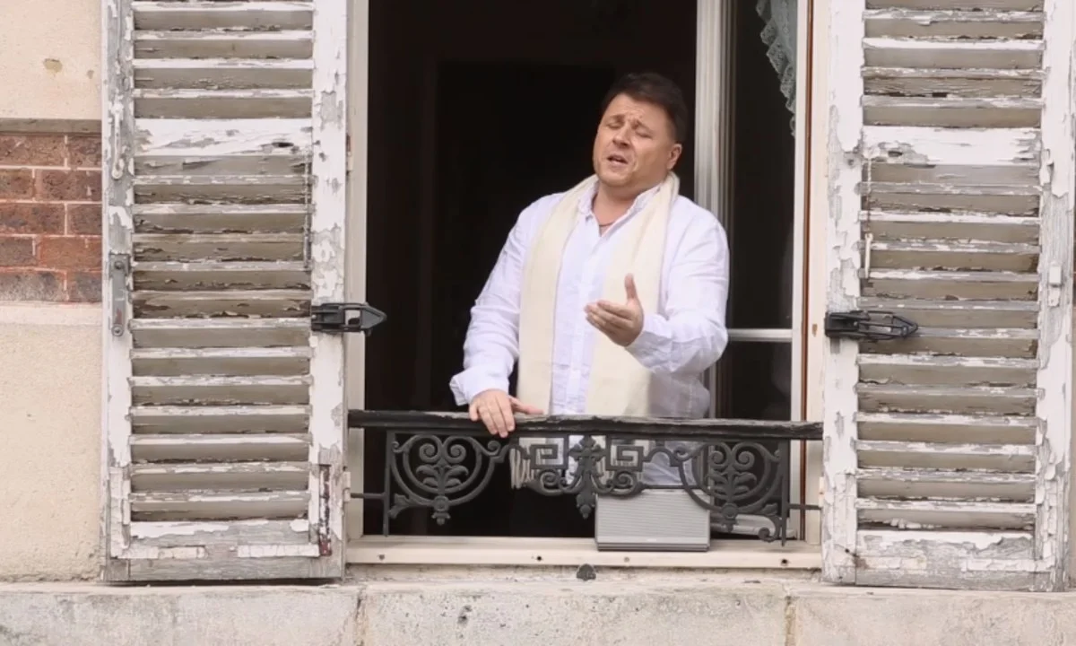 Κορονοϊός - Γαλλία: Τενόρος δίνει συναυλίες από το μπαλκόνι του (vid)