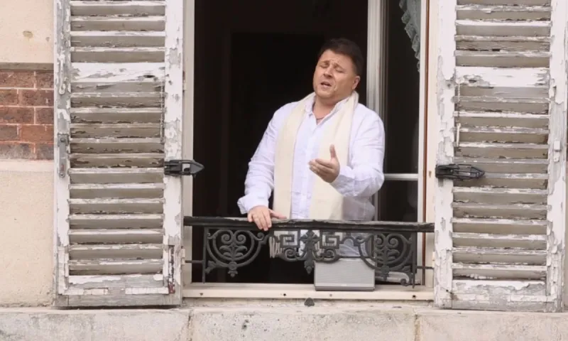 Κορονοϊός - Γαλλία: Τενόρος δίνει συναυλίες από το μπαλκόνι του (vid)