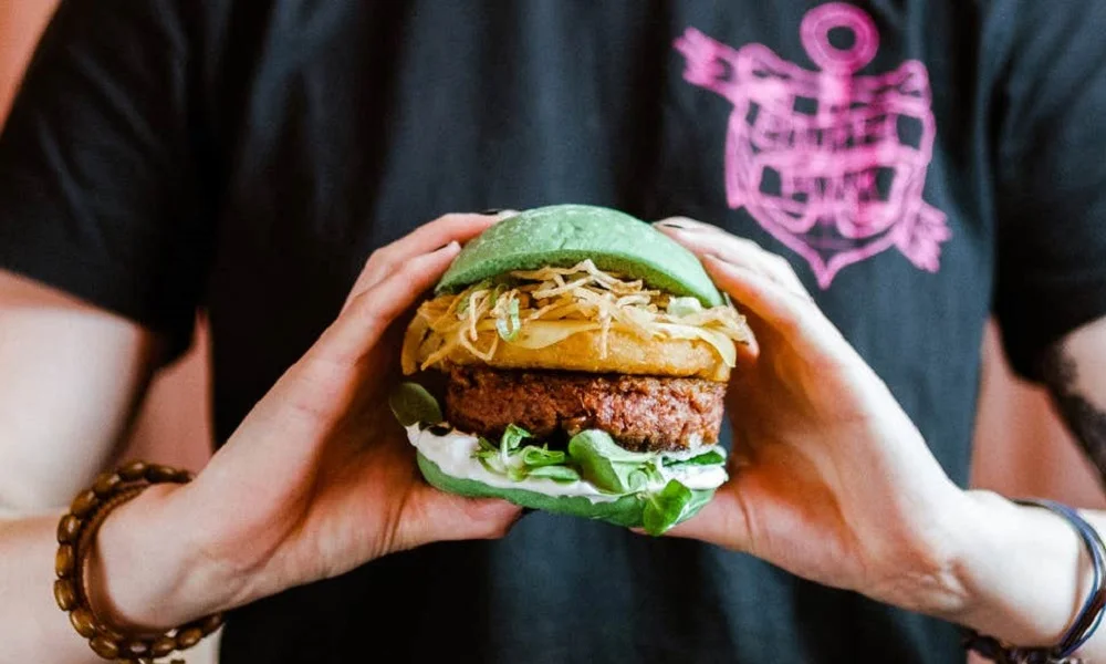Το vegan μπέργκερ με… κρέας που διχάζει το διαδίκτυο