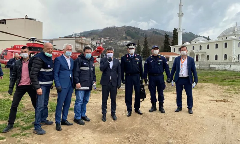 Η φωτογραφία από τη σύσκεψη που προκάλεσε θύελλα αντιδράσεων - Τι απάντησε ο Χαρδαλιάς