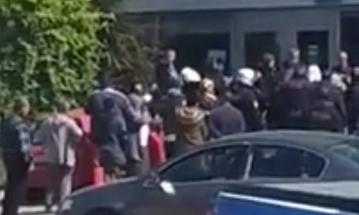 Απαγόρευση κυκλοφορίας: Τσιγγάνοι ήρθαν στα χέρια έξω από τράπεζα (vid)