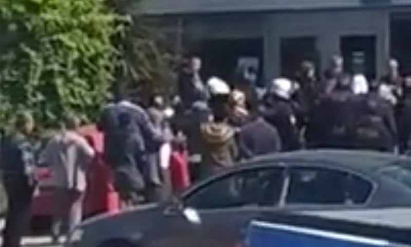 Απαγόρευση κυκλοφορίας: Τσιγγάνοι ήρθαν στα χέρια έξω από τράπεζα (vid)
