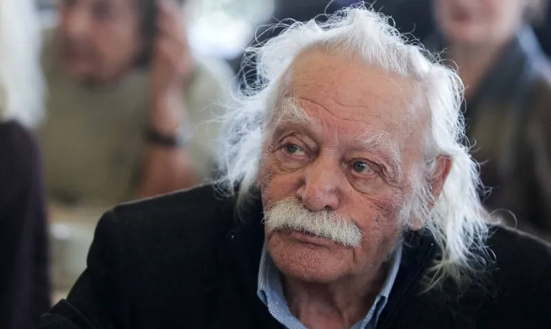 Μανώλης Γλέζος: Μεσίστια η Ελληνική σημαία στην Ακρόπολη - Σήμερα η κηδεία του (vid)