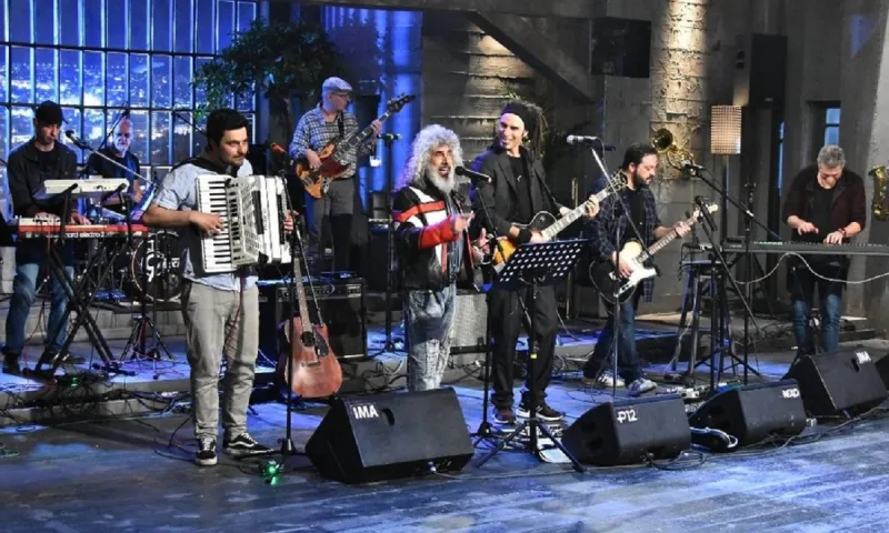 Επικό τρολάρισμα σε Παπαδόπουλο με Locomondo για το μένουμε σπίτι (vid)