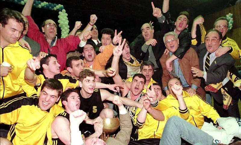 3/4/1997: Ο Άρης «ισοπεδώνει» την Τόφας στην Τουρκία και κατακτά το Κύπελλο Κόρατς (vid)