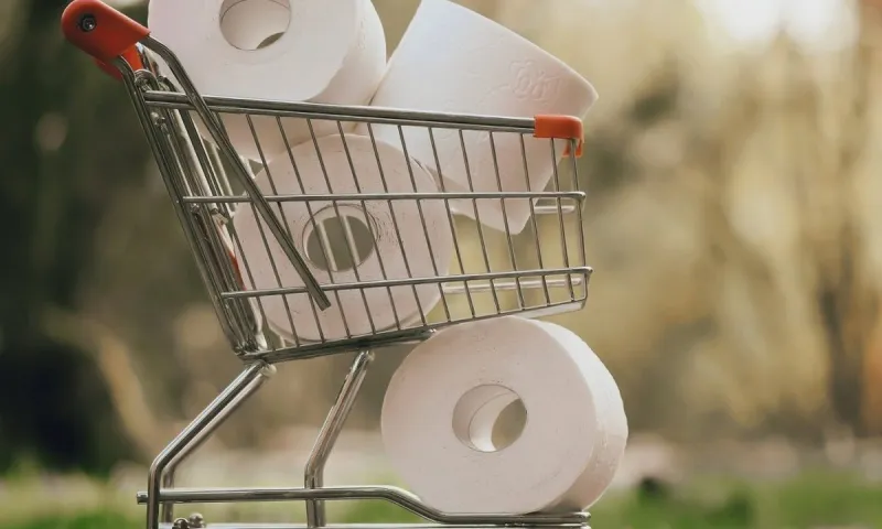 Άνδρας πουλούσε χαρτί υγείας στην τιμή των 55 ευρώ