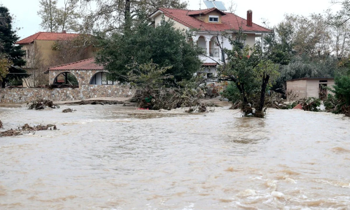 Χαλκιδική: Πλημμύρες και κατολισθήσεις - Χείμαρρος παρέσυρε ΙΧ με δυο γυναίκες