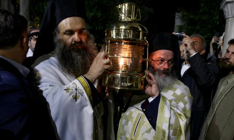 Κορονοϊός: Κανονικά στην Ελλάδα το Άγιο Φως