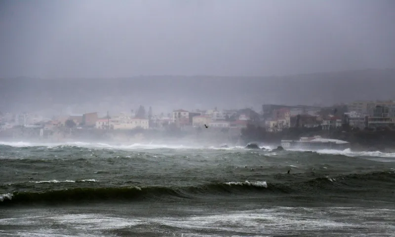 Ισχυροί άνεμοι ξήλωσαν πινακίδα στη λεωφόρο Βουλιαγμένης (vid)