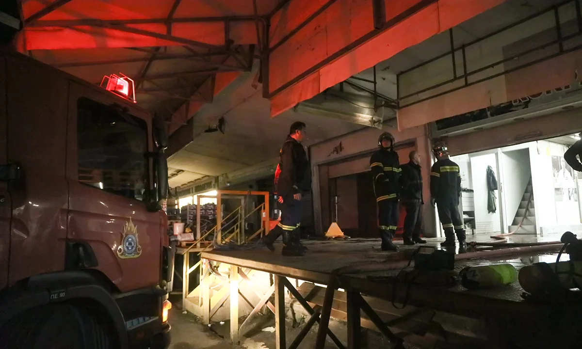 Ρέντη: Υπό έλεγχο η φωτιά στη Λαχαναγορά (pics)