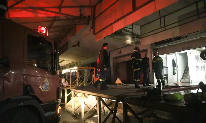 Ρέντη: Υπό έλεγχο η φωτιά στη Λαχαναγορά (pics)