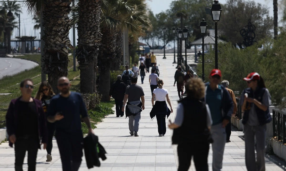 Φλοίσβος: Η καλοκαιρία... έσπασε την καραντίνα - Βουτιές από τολμηρές (pics)