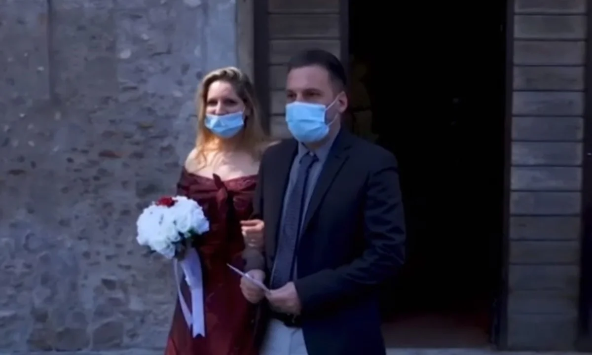 Κορονοϊός - Ιταλία: Γάμος με μάσκες στη Ρώμη (vid)