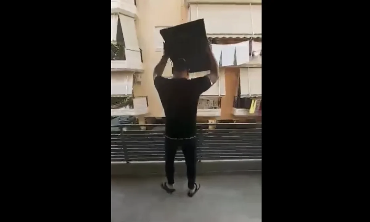 Κορονοϊός - Πειραιάς: «Τρελάθηκε» και πέταξε την τηλεόραση από το μπαλκόνι (vid)