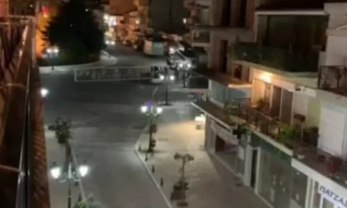 Κορονοϊός-Ελλάδα: Ολόκληρη γειτονιά έγινε... εκκλησία - Τέρμα τα ηχεία (vid)