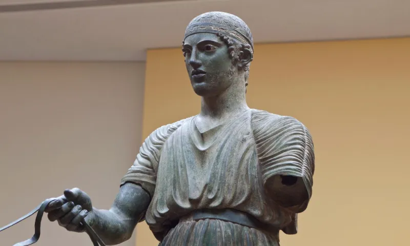 Σαν σήμερα (16/4) ανακαλύφθηκε το άγαλμα του Ηνίοχου