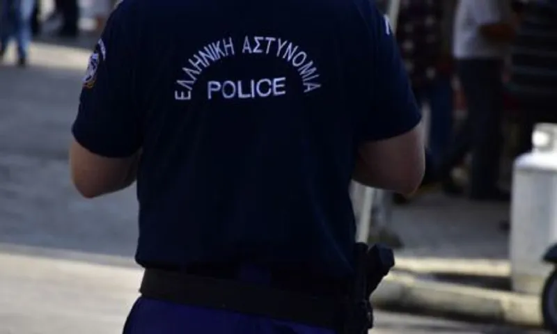 Κορονοϊός - Αίγιο: Συνελήφθη κουρέας με το ψαλίδι στο χέρι! (vid)
