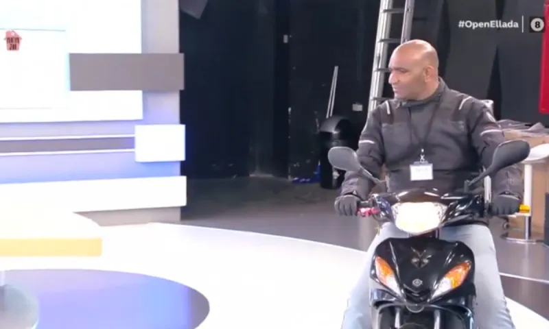 ΕΠΟΣ: Ντελιβεράς μπήκε με το μηχανάκι του σε εκπομπή του OPEN (vid)