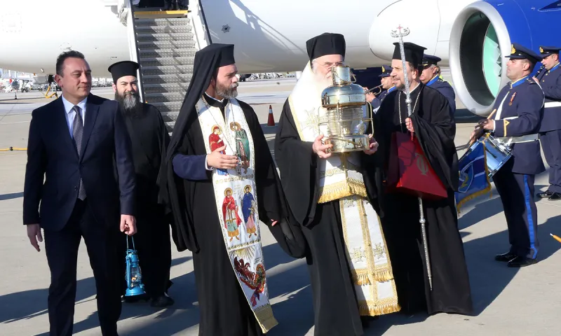 Άγιο Φως: Έφτασε στην Αθήνα, βίντεο από τον Πανάγιο Τάφο