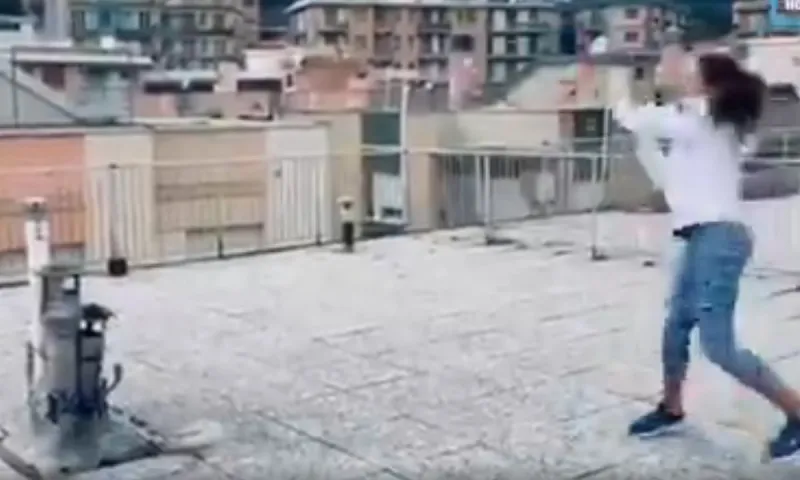 Τένις: Έπαιξαν από απέναντι ταράτσες! (vid)