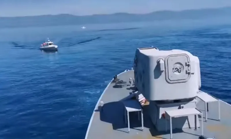 Λέσβος: Τούρκοι ωθούσαν λέμβο με μετανάστες στην Ελλάδα (vid)