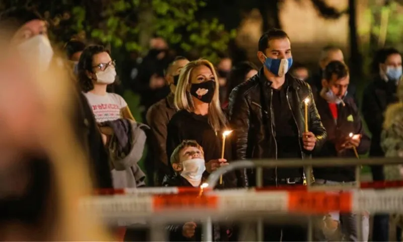 Κορονοϊός - Bουλγαρία: Εκατοντάδες πιστοί αψήφησαν τα μέτρα και πήγαν στην εκκλησία