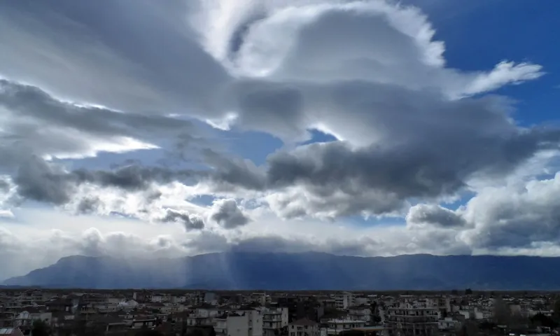 Καιρός 20/4: Νεφώσεις με τοπικές βροχές