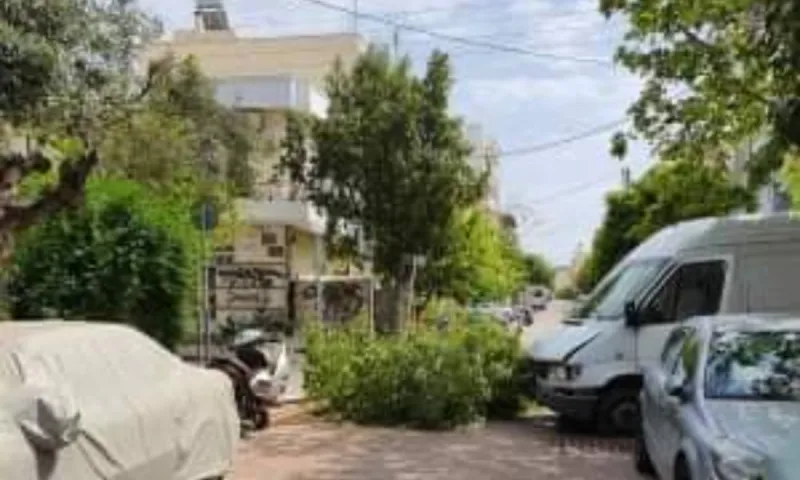 Υμηττός: Φορτηγό καβάλησε το πεζοδρόμιο! (pics)