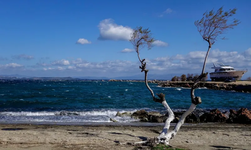 Καιρός 23/4: Τοπικές βροχές και ισχυροί άνεμοι