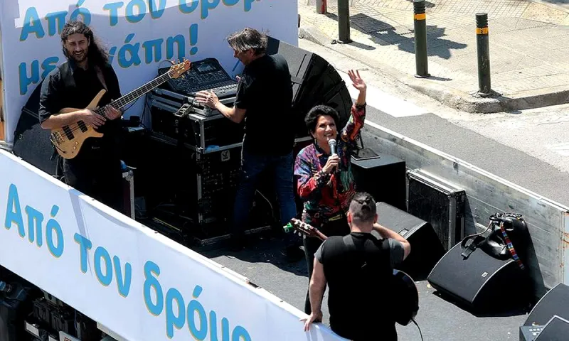 Άλκηστις Πρωτοψάλτη: Συναυλία... εν κινήσει στις γειτονιές της Αθήνας (vids)