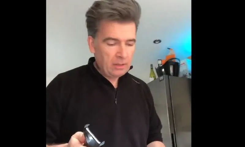 Viral: Καθάριζε ένα καρότο και... άλλαξε η ζωή του! (vid)