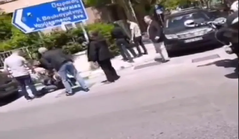 Αλήθεια τώρα; Η συνοδεία υπουργού πέρασε με κόκκινο και έδειραν πολίτη επειδή τους έκανε παρατήρηση;