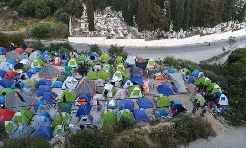 Σάμος: Πρόχειρος καταυλισμός για 500 μετανάστες (vid)