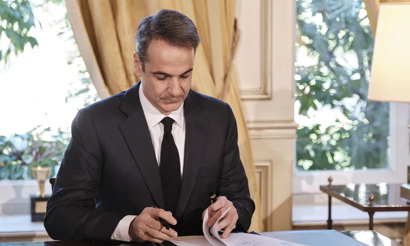 Σοβαρή Καταγγελία Documento: «Φίλος της οικογένειας Μητσοτάκη κατασκευάζει τις μάσκες»