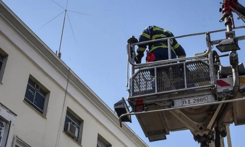 Δραματική διάσωση Αφγανού: Αστυνομικοί τον σώζουν στον... αέρα (vid)