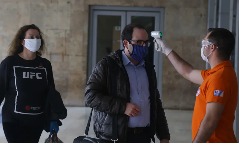 Κορονοϊός: Έτσι φτιάχνουμε μόνοι μας μάσκα (vid)
