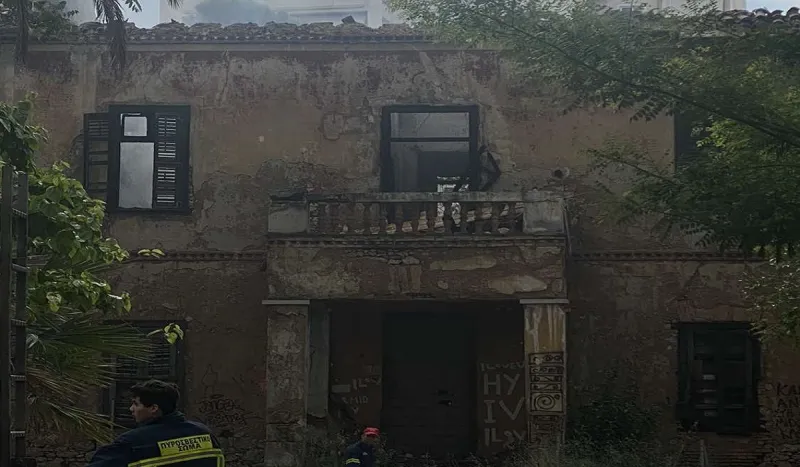 Πατήσια: Φωτιά στο εγκαταλελειμμένο αρχοντικό (φωτογραφίες)