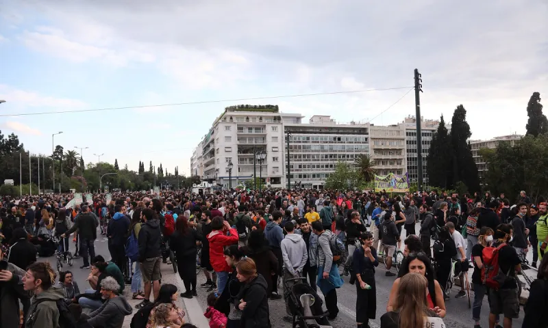 Χαμός στη συγκέντρωση στο Σύνταγμα. Κανένα μέτρο προστασίας δεν τηρήθηκε!