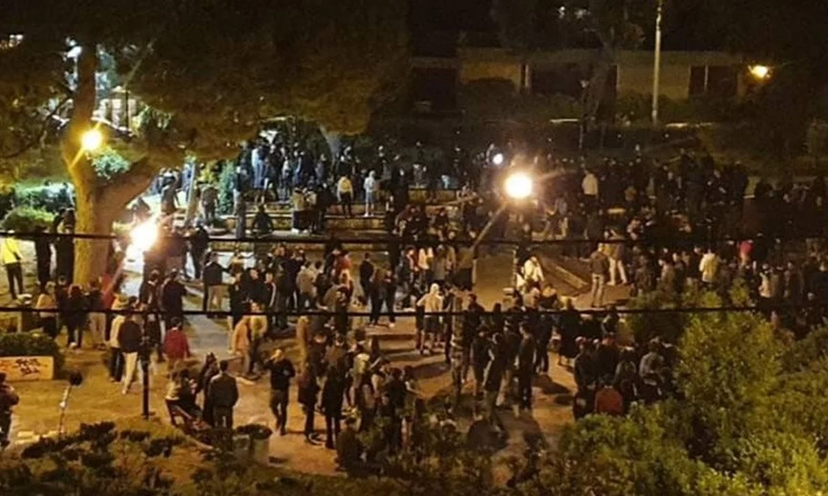Χαμός στην Αγία Παρασκευή: Ντου της αστυνομίας - Τα έσπασαν οι 300 νεαροί (vids)